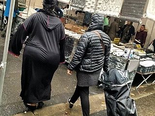 Fat heavy ass arabic với djellaba đen