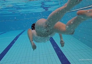 Katy Soroka harige tiener onderwater
