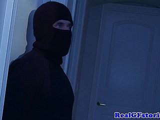 Hausfrau assfucked durch einen Mitternacht Einbrecher