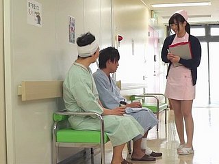 La enfermera deliciosa de Japón obtiene su fanny llena bien