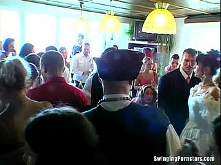 Pelacur pernikahan bercinta di depan umum
