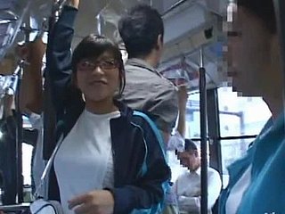 メガネの日本の可愛い人は、パブリックバスで犯されたお尻を犯します