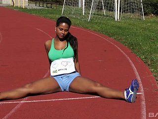 Brazylijski biegacz kończy jej rozciągnięcia i masturbuje się do orgazmu