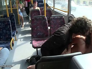 欧元荡妇在公共巴士中性交