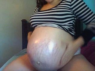Fille enceinte se masturbant