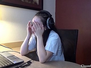 Der 18 -jährige Lenna Lux masturbiert nearly Kopfhörern