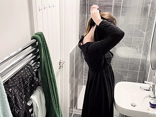 OH MON DIEU!!! Cam cachée dans l'appartement Airbnb a attrapé une fille arabe musulmane en hijab prenant une squarely et se masturber