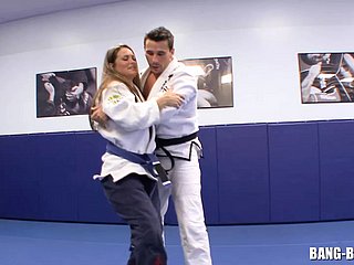 L'allenatore di karate scopa il suo studente subito dopo deject lotta a terra