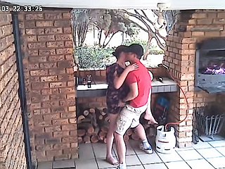 Spycam: CC TV Self Purveying Accomporat Team of two baise sur le porche de la réserve naturelle