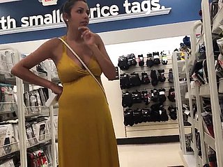 Jasmim grávida de 26 anos mostrando peitos grandes
