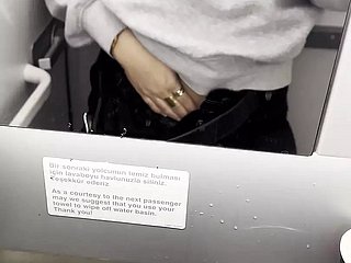 Heiß ich masturbiere give den Toiletten des Flugzeugs - Jasmine Sweetarabic