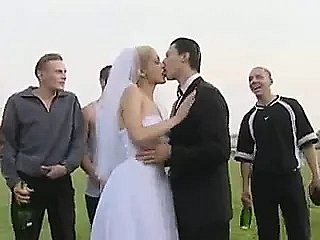 Foda pública da noiva depois do casamento