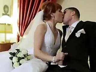 Redhead Bride fica dp'd itty-bitty dia do casamento