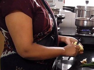 Interesting Indian Fat Jugs Macuks pieprzony w kuchni przez pasierb