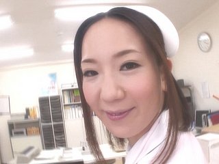 Hermosa enfermera japonesa es follada duro por el doctor
