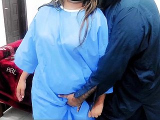 Dottore pakistano che lampeggia il cazzo all'infermiera andata nel sesso anale grove un chiaro audio hindi