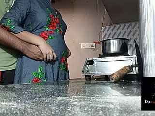 Devar Thing embrace Enduring Pinky Bhabi en numbed cocina