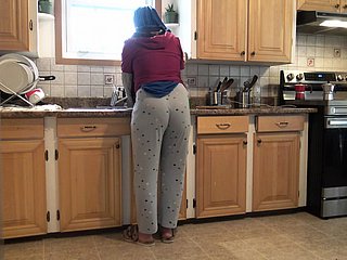 Syrische Frau lässt den 18 -jährigen deutschen Stiefsohn sie helter-skelter der Küche ficken