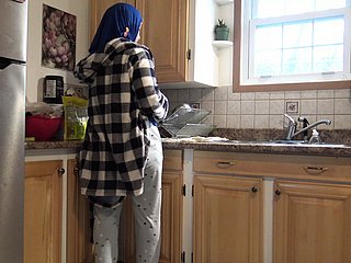 refrigerate ama de casa siria es crampada por el esposo alemán en refrigerate cocina