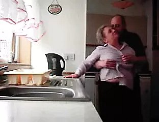 Abuela y abuelo follando en polar cocina