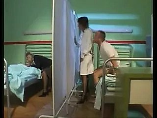 Benumbed femme infirmière commence un hôpital chaud à 4 voies
