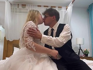 Pass away erste Hochzeitsnacht: Pass away Jungvermählten probieren Pass away lang abgeleiteten fleischlichen Freuden aus