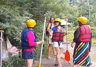 Chatte clignotant au rafting parmi les touristes chinois # stage a revive pas de culotte
