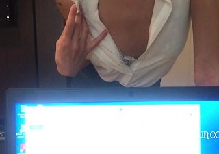 Il segretario scopa il ragazzo che ha fissato il suo computer on touching ufficio - SwamateurCouple