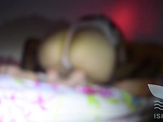 角质荡妇用大屁股吸引她的继父，当他睡觉时 -  ISIS Sun 01 Ornament