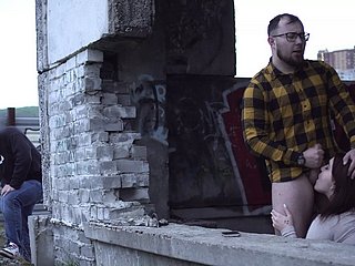 हमने एक blowjob फिल्माया, और इस आदमी को झांकते हुए cums!
