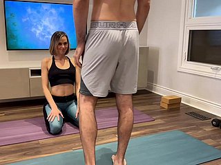 Frau wird gefickt und cremepie anent Yogahosen, während er von Ehemanns Freund trainiert