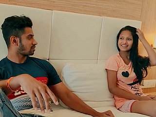 Amateures indisches Paar zieht sich langsam aus, um Sex zu haben