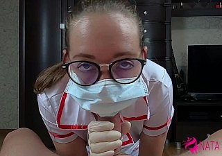 Sehr geile downcast Krankenschwester saugen Schwanz und fickt ihre Patientin mit Gesichtsbehandlung
