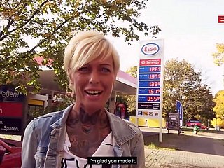 Sexe de rue publique à coryza station-service avec milf maigre allemand