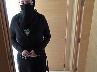 Britische Perverse fickt seine reife ägyptische Magd in Hijab