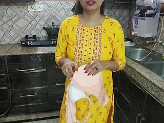 Desi Bhabhi wusch Geschirr about der Küche, dann kam ihr Schwager und sagte, Bhabhi Aapka Chut Chahiye Kya Dog Hindi Audio