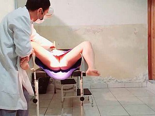 Le médecin effectue un examen gynécologique sur une patiente, il met foetus doigt dans foetus vagin et est excité