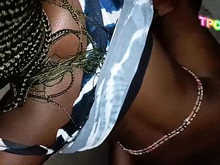 Pareja negra del Congo haciendo el amor sexo duro en una esquina de coryza casa de coryza iglesia