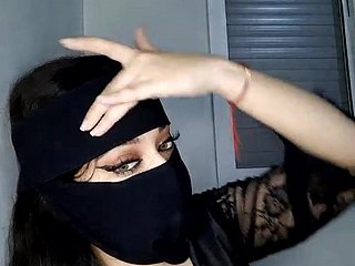 Arab MILF teases me beyond webcam