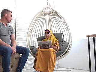 Vermoeide vrouw up hijab krijgt seksuele energie
