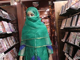 Glacial chaude pakistanaise Nadia Ali suce une grosse chew dans Glacial salle du trou de gloire