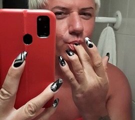Sonyastar hermosa transexual se masturba brambles uñas largas