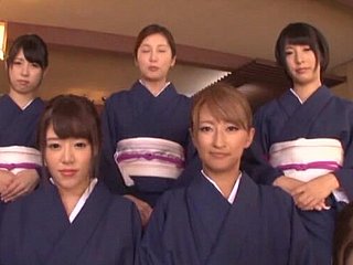 Leidenschaftliches Schwanzlutschen durch viele süße japanische Mädchen almost einem POV-Video