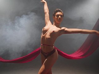 La leading actress sottile rivela un'autentica danza solista erotica in cam