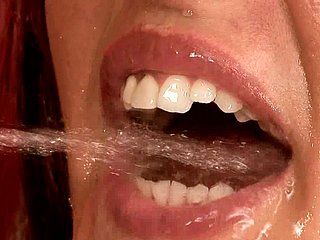Wulpse pitch-dark coddle krijgt haar mond gevuld met plas na anaal neuken