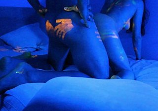Hot Babe reçoit une incroyable peinture UV sur young gentleman bandeau nu Joyeux Halloween