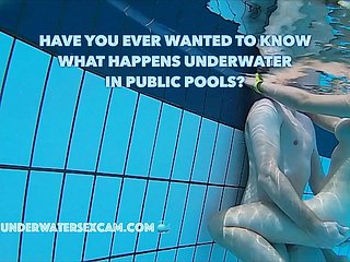 De vrais couples ont de vraies association contact sexuelles sous l'eau dans des piscines publiques filmées avec une caméra sous-marine