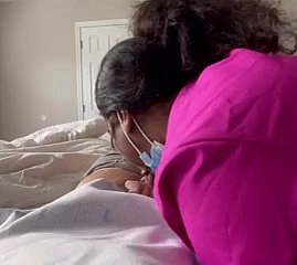 infirmière MILF ébène guérissant une grosse mouthful avec du sexe, je l'ai trouvée à meetxx. com