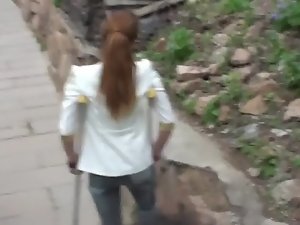 Amputé chinois fille escaliers vers le bas avec Béquilles