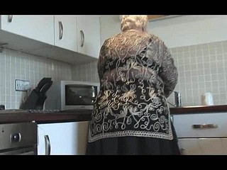 nenek Attractive menunjukkan pussy berbulu pantat besar dan buah dada dia